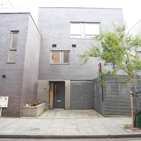 Spacious 3-Story Retreat With Rooftop Terrace And Modern Amenities London Bagian luar foto