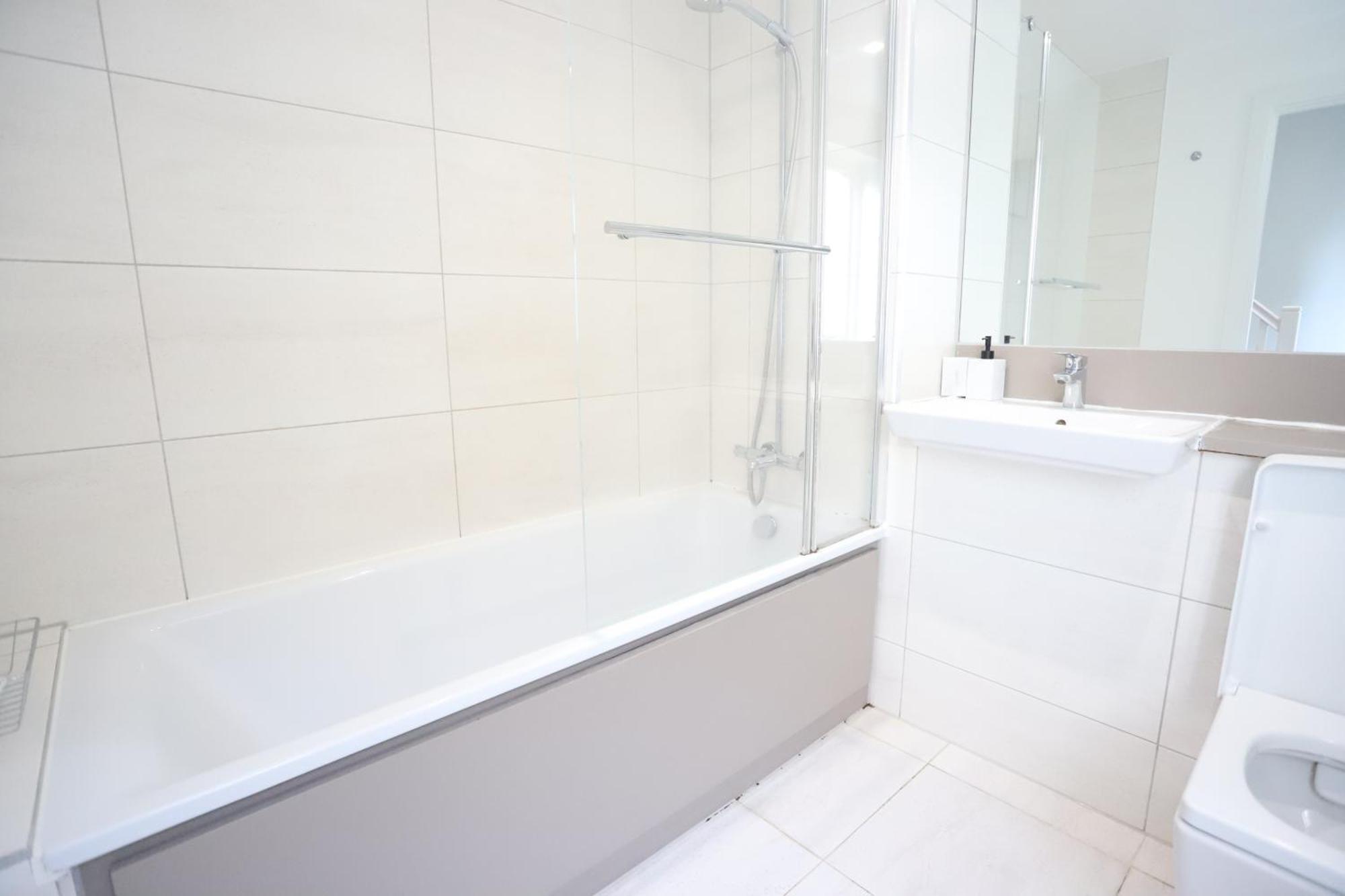 Spacious 3-Story Retreat With Rooftop Terrace And Modern Amenities London Bagian luar foto