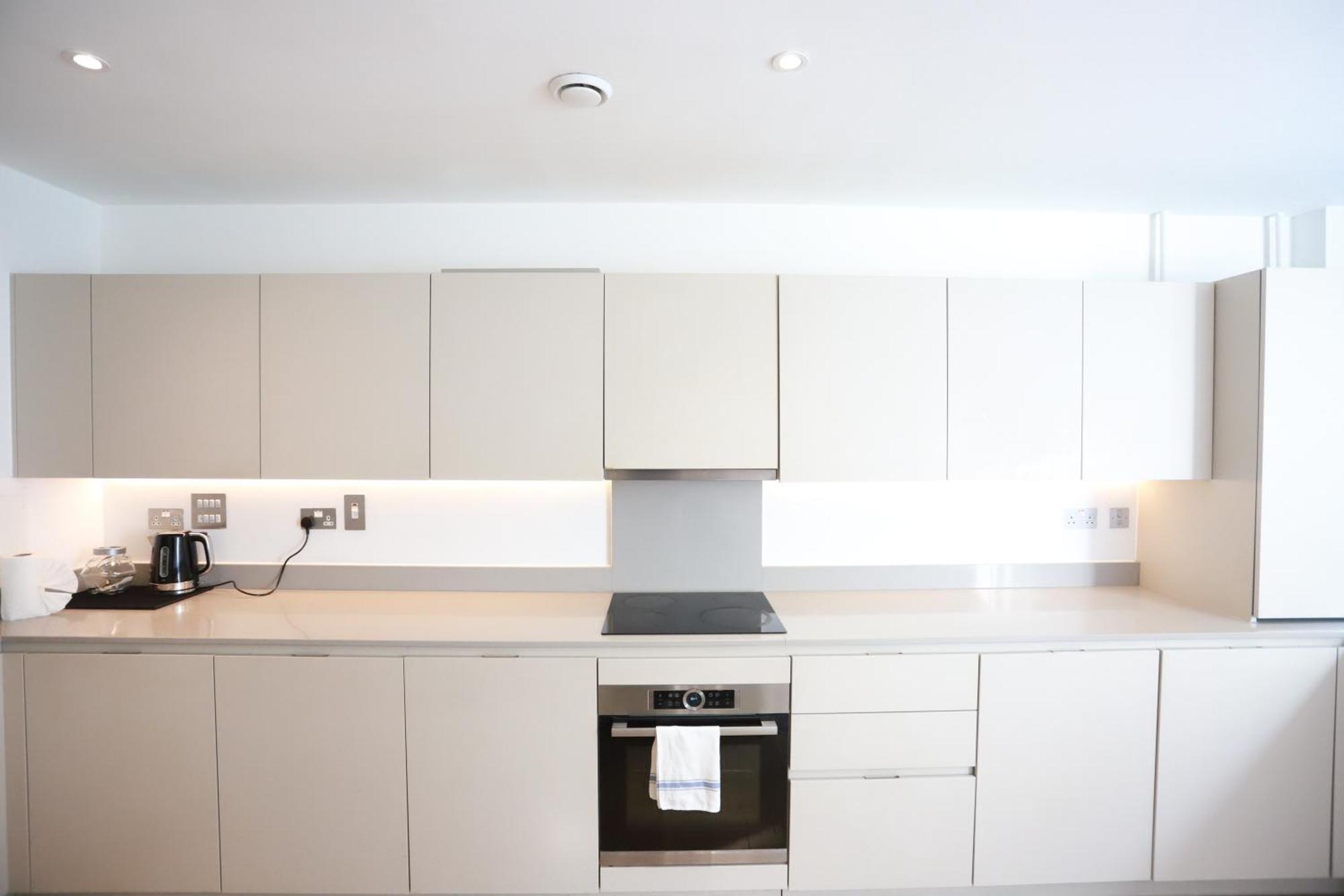 Spacious 3-Story Retreat With Rooftop Terrace And Modern Amenities London Bagian luar foto