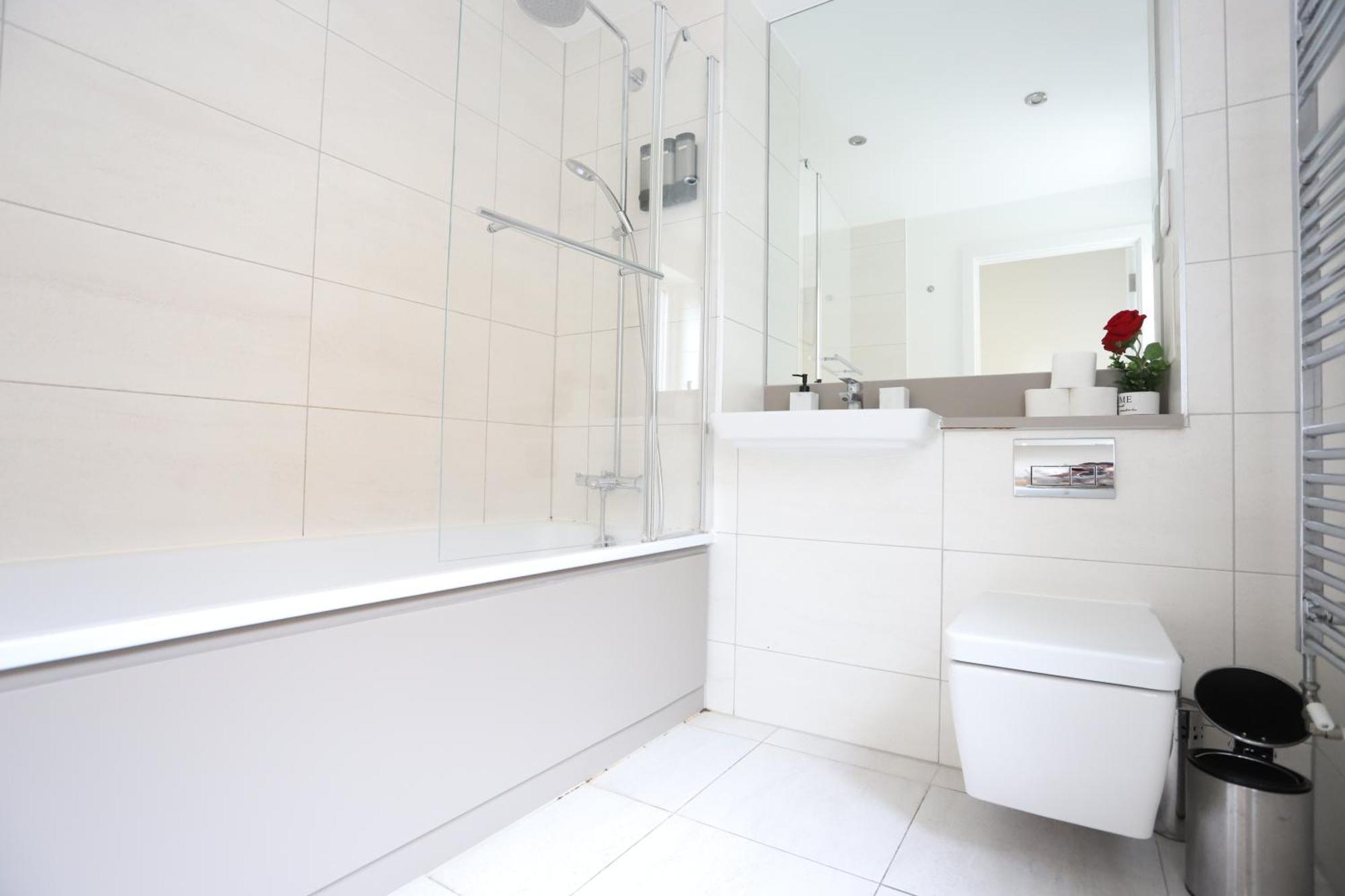 Spacious 3-Story Retreat With Rooftop Terrace And Modern Amenities London Bagian luar foto