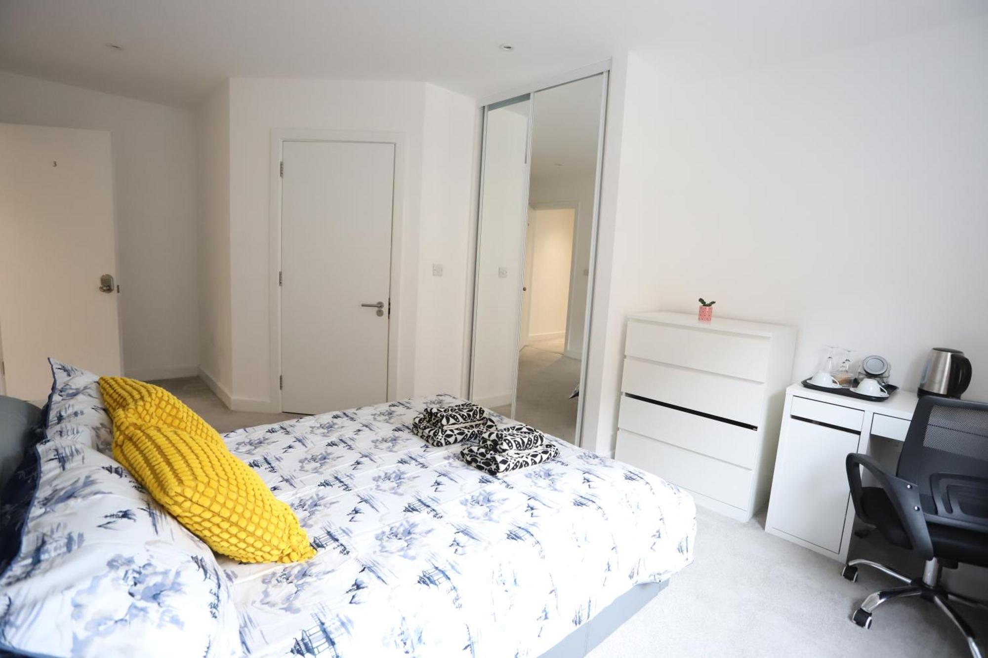 Spacious 3-Story Retreat With Rooftop Terrace And Modern Amenities London Bagian luar foto