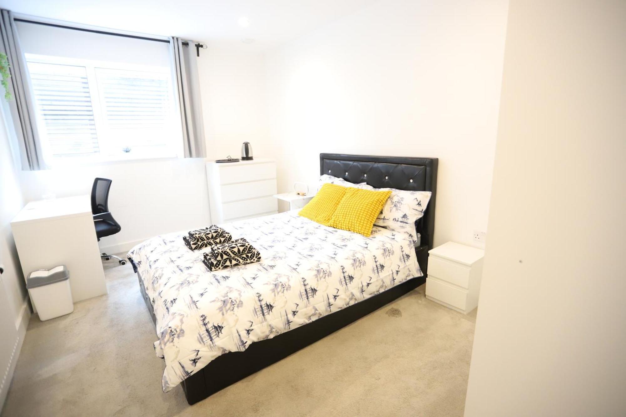 Spacious 3-Story Retreat With Rooftop Terrace And Modern Amenities London Bagian luar foto