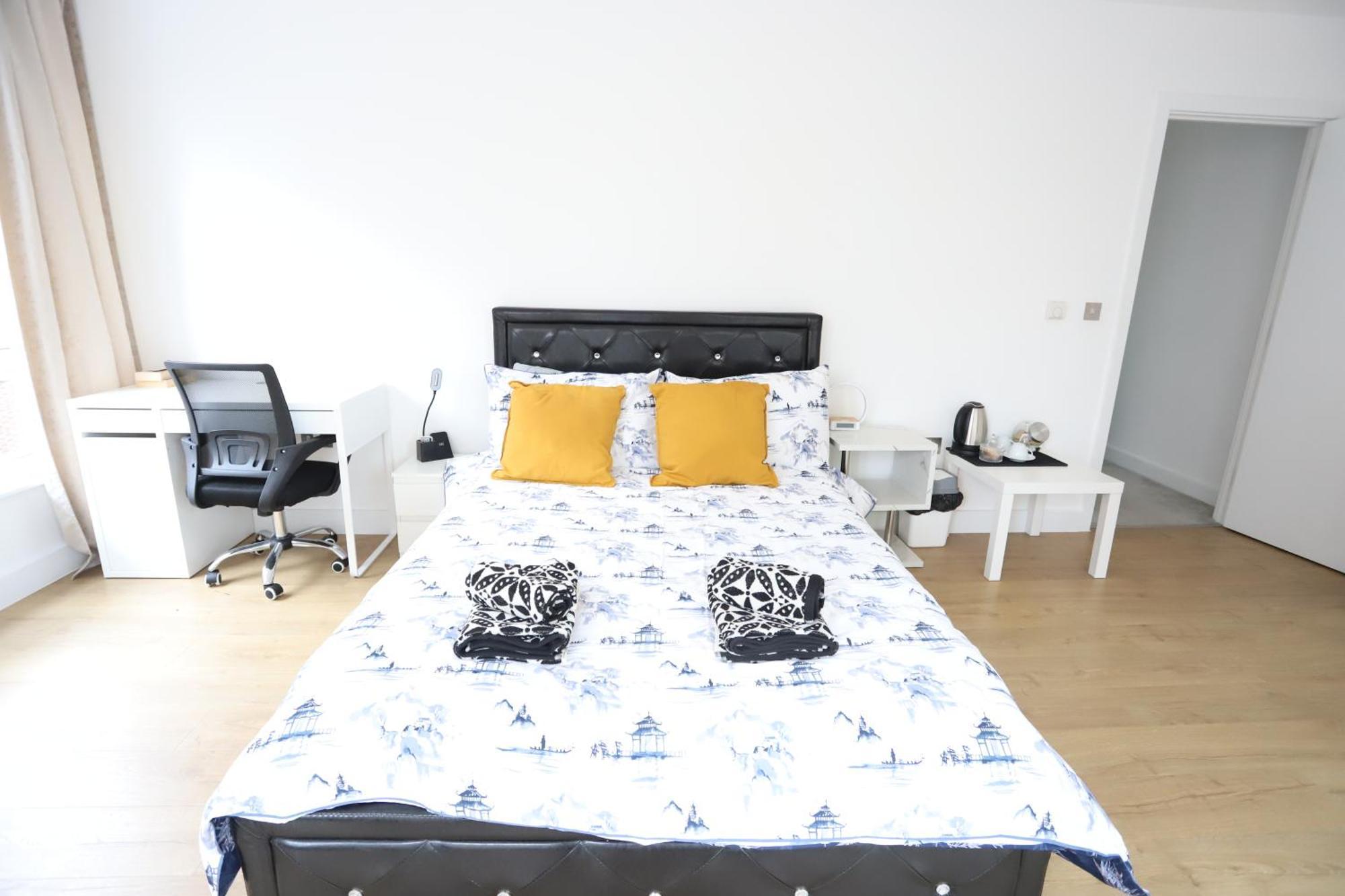 Spacious 3-Story Retreat With Rooftop Terrace And Modern Amenities London Bagian luar foto