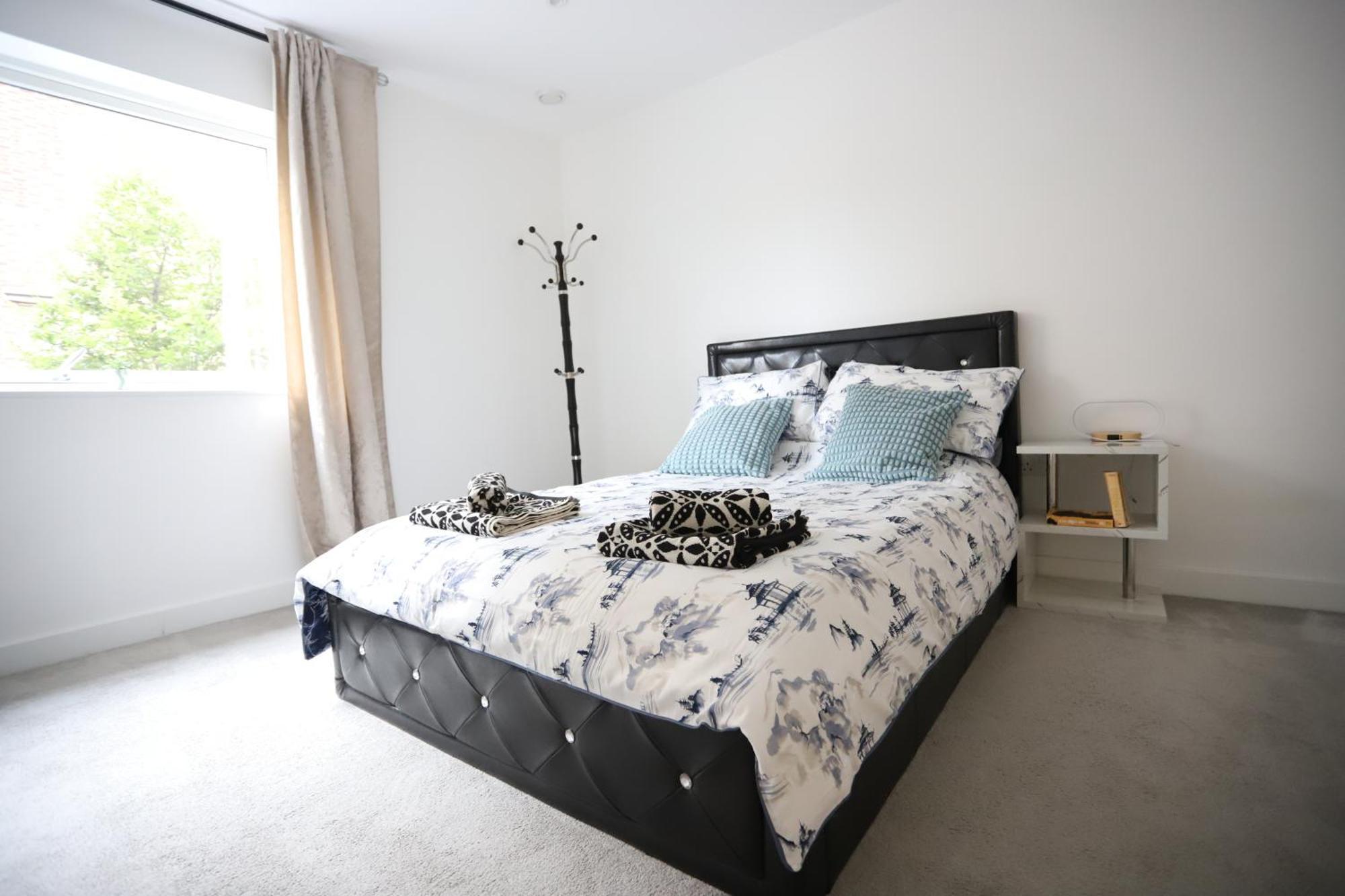Spacious 3-Story Retreat With Rooftop Terrace And Modern Amenities London Bagian luar foto